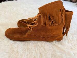 Minnetonka Women's Tramper Ankle High Suede Fringe Moccasin Bootie